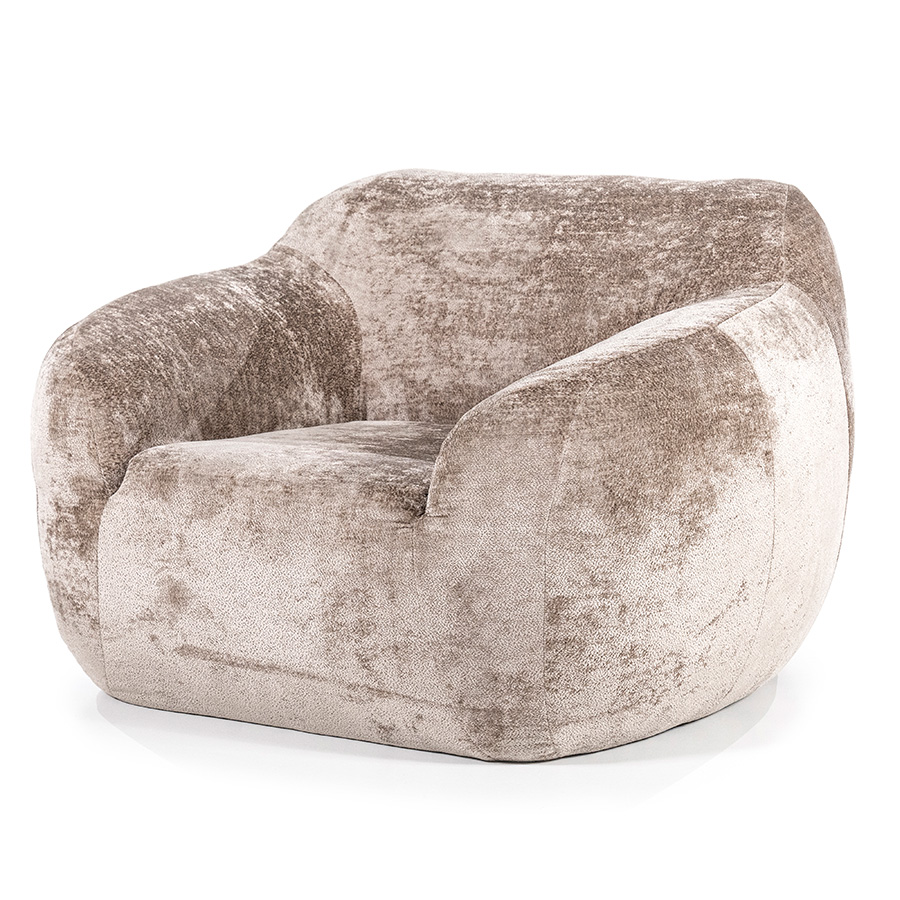 Grote fauteuil met armleuning en ronde vormen. Uitgevoerd in een glanzende taupe stof.